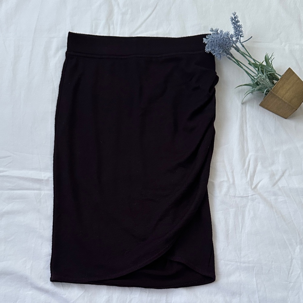 Wilfred high waisted Black/maroon skirt, ruching at side, size XS